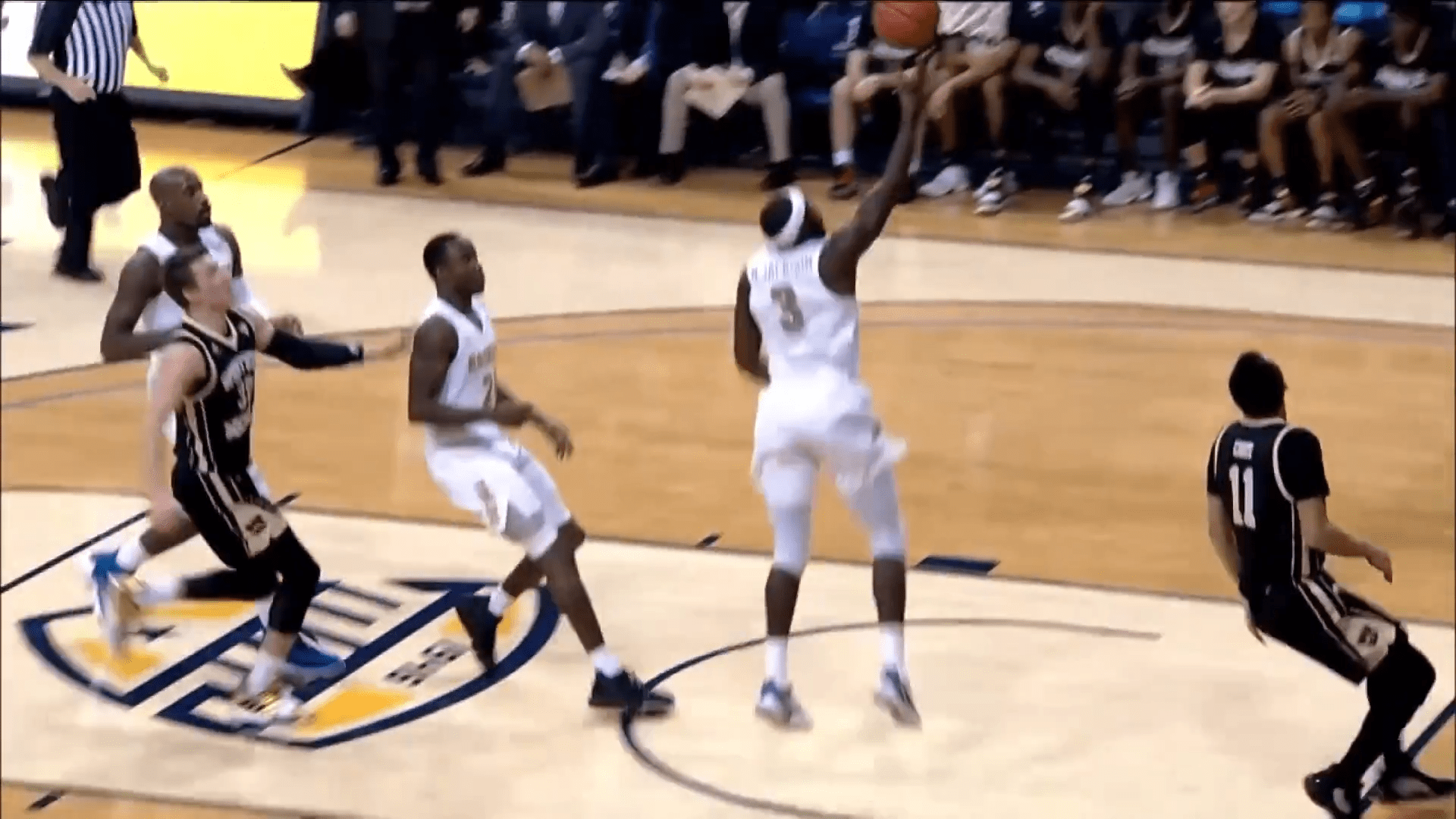 Marreon Jackson Leading Rockets on the Court