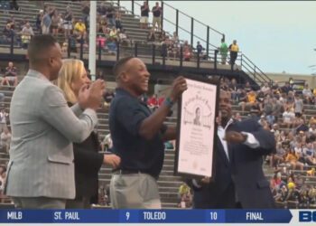 Rockets Rout UMass, Honor Hall of Famers