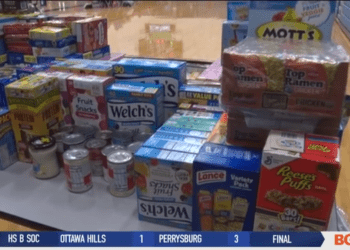 Springfield, Eastwood Serve Ronald McDonald House Before Volleyball Season