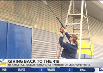 Rockets Athletes, Coaches Give Back by Helping Toledo Metroparks