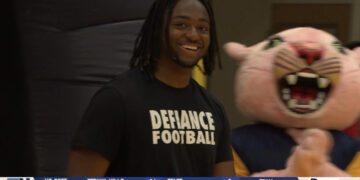 Whitmer’s Jameal Lyons Honors His Mother As He Signs On To Play Football At Defiance
